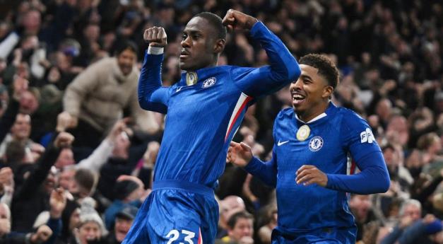 Arsenal tấn công khung thành Chelsea