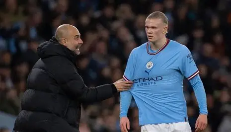 HLV Pep Guardiola và Erling Haaland tranh luận trên sân